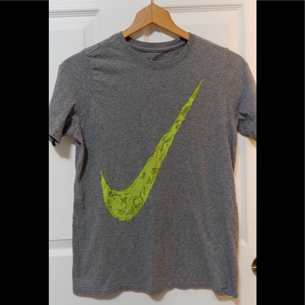 The Nike Tee Youth XL Like New
